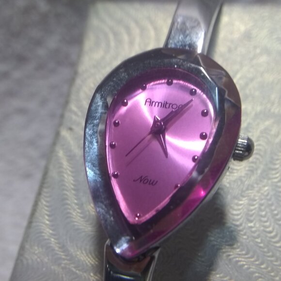 Armitron Now Heart Shape Quartz Watch Pink Dial Silver Bracelet New Bat Great ! - Picture 3 of 11